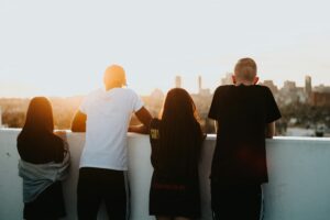 Grup de joves en un terrat (Unsplash)